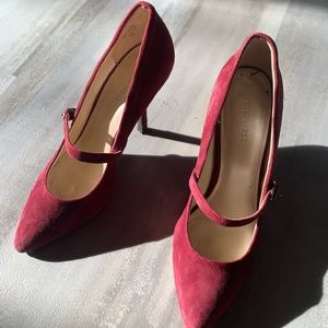 Lovely suede heels worn once perfecf for the holidays!